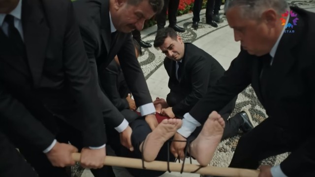 Yalı Çapkını dizisinin dün akşam yayınlanan bölümündeki falaka sahnesi izleyenleri küplere bindirdi! 'Ayak fetişi' detayı dikkat çekti - Resim: 2