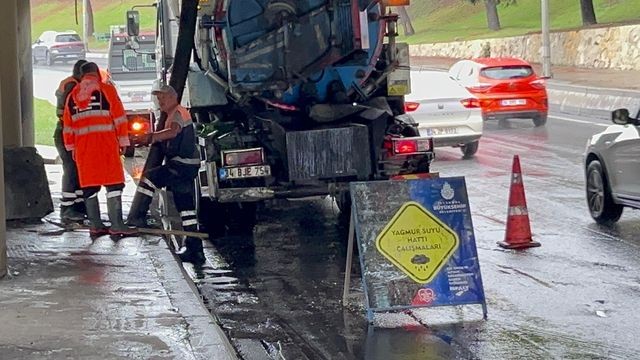Bakırköy'de alt geçidi su bastı; trafik durma noktasına geldi - Resim: 8
