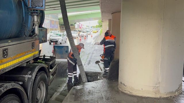 Bakırköy'de alt geçidi su bastı; trafik durma noktasına geldi - Resim: 5