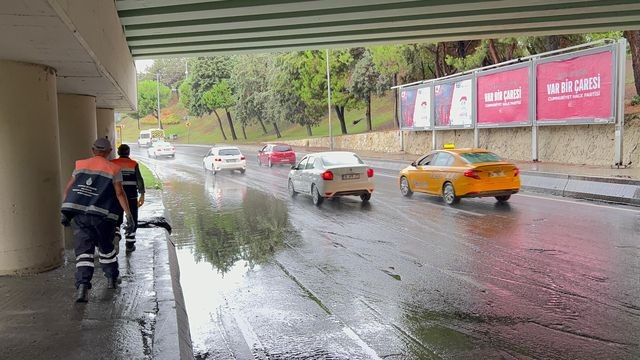 Bakırköy'de alt geçidi su bastı; trafik durma noktasına geldi - Resim: 10