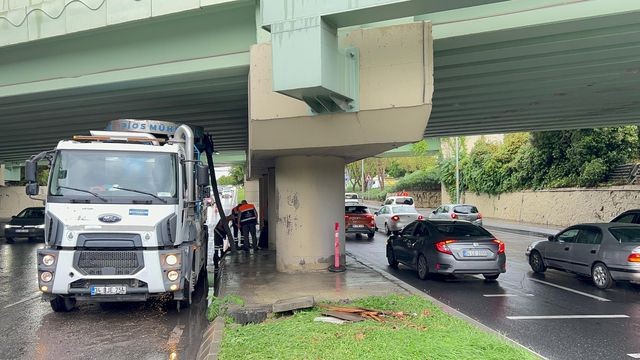 Bakırköy'de alt geçidi su bastı; trafik durma noktasına geldi - Resim: 4