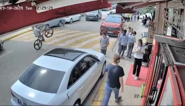 Cipin altında kalan 13 yaşındaki bisikletli kurtarılamadı; o anlar kamerada - Resim: 1