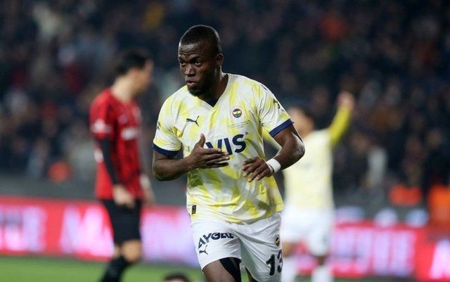 Valencia'nın menajerinden transfer iddialarına yanıt! - Resim: 5