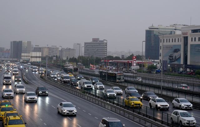Bakırköy'de alt geçidi su bastı; trafik durma noktasına geldi - Resim: 1