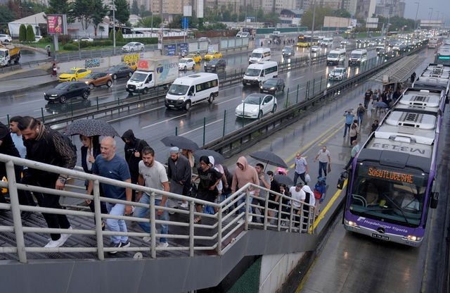 Bakırköy'de alt geçidi su bastı; trafik durma noktasına geldi - Resim: 2