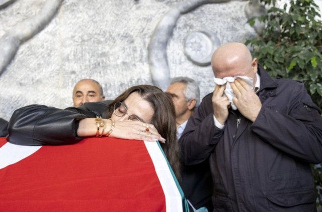 Geçtiğimiz günlerde babasını kaybeden Özge Ulusoy tanınmaz halde görüntülendi - Resim: 6