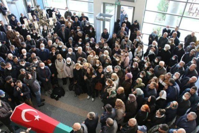 Geçtiğimiz günlerde babasını kaybeden Özge Ulusoy tanınmaz halde görüntülendi - Resim: 4