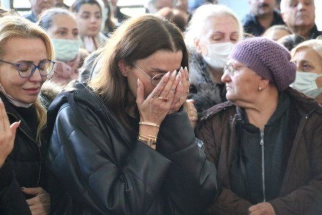 Geçtiğimiz günlerde babasını kaybeden Özge Ulusoy tanınmaz halde görüntülendi - Resim: 5