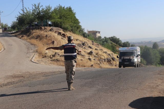 Diyarbakır'da kaybolan 8 yaşındaki Narin'in cansız bedeni bulundu mu? Kayalıklarda kan lekeleri.... - Resim: 11