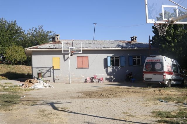 Diyarbakır'da kaybolan 8 yaşındaki Narin'in cansız bedeni bulundu mu? Kayalıklarda kan lekeleri.... - Resim: 12