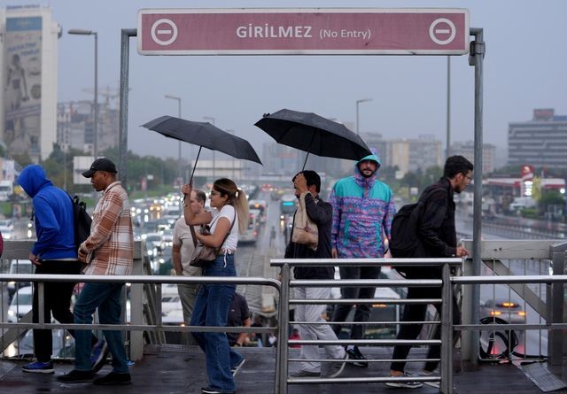 Bakırköy'de alt geçidi su bastı; trafik durma noktasına geldi - Resim: 3