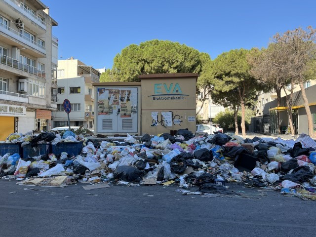Buca Belediyesi ile işçiler uzlaştı; çöp dağları yerinde duruyor - Resim : 1