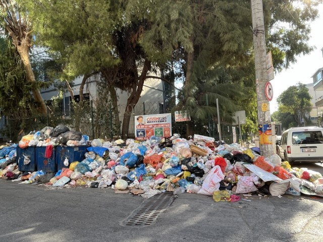 Buca Belediyesi ile işçiler uzlaştı; çöp dağları yerinde duruyor - Resim : 2