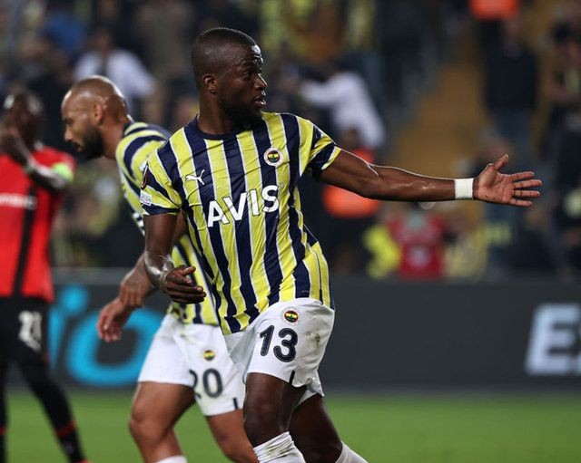 Valencia'nın menajerinden transfer iddialarına yanıt! - Resim: 6