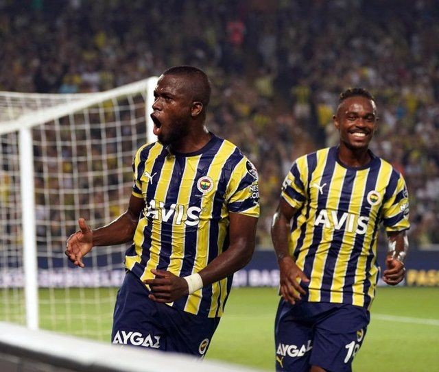 Valencia'nın menajerinden transfer iddialarına yanıt! - Resim: 1
