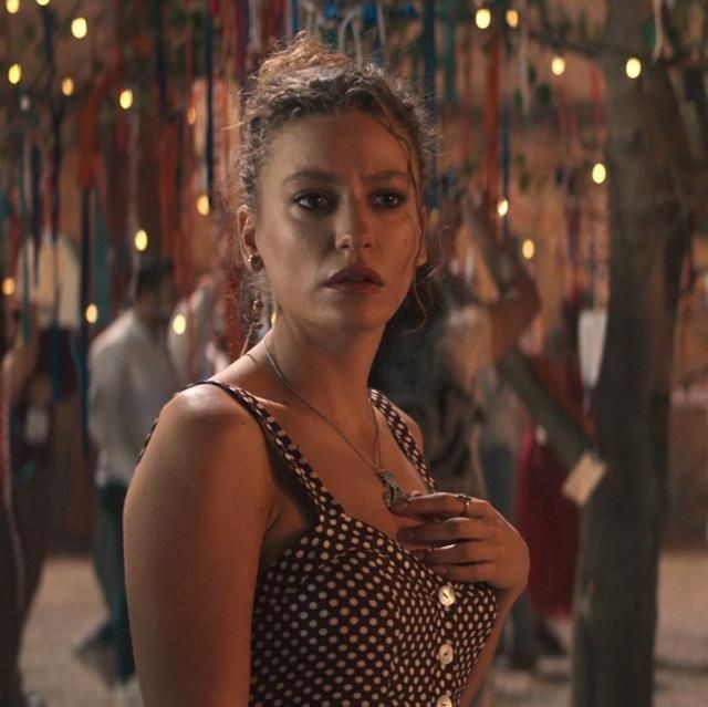 Serenay Sarıkaya'nın Şahmaran dizisinde yılanla kendisini tatmin ettiği görüntüler olay oldu! Yorganın altından Burak Deniz çıktı - Resim: 3