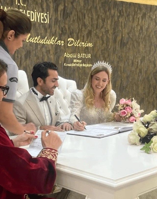 Öyle Bir Geçer Zaman Ki dizisinin Caroline'nı Wilma Elles evlendi - Resim: 3