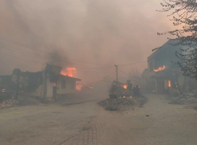 Türkiye alev alev yanıyor! Yangınlara müdahalede il il son durum - Resim: 7