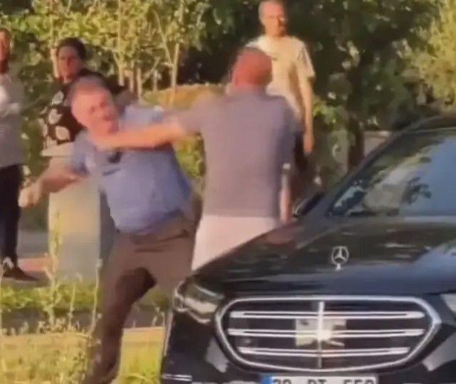 Denizli'de trafik karıştı! Polis ile iş insanının yumruk yumruğa kavgası kamerada: Vurmak ne demek ya? - Resim: 3
