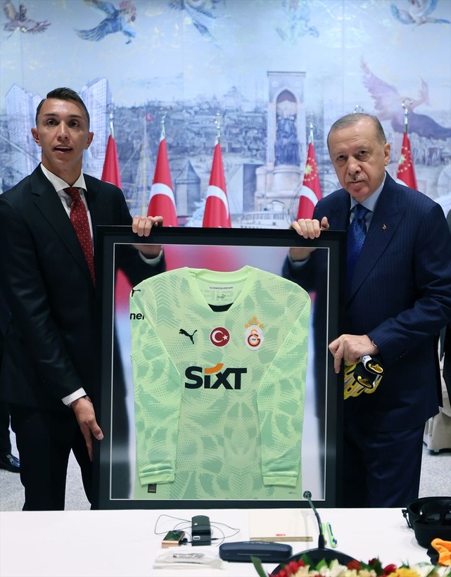 Cumhurbaşkanı Erdoğan Galatasaray'ı kabul etti! Osimhen, Barış Alper Yılmaz, Muslera... Formalarını hediye ettiler - Resim: 10