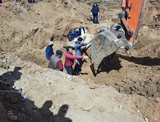 İnşaat kazısında kepçeye takıldı! Küplerden çıkanlar şoke etti - Resim: 4