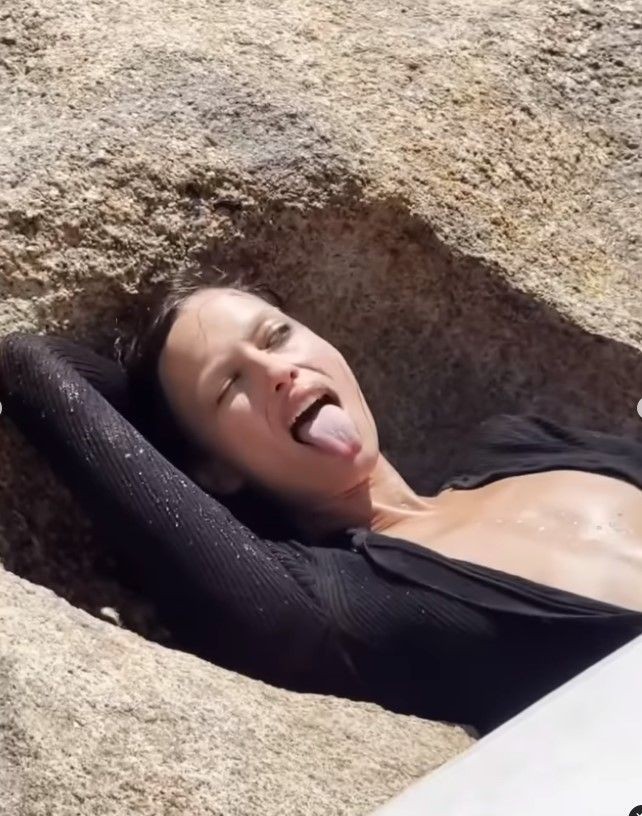 Sosyal medya Irina Shayk'ın sütyensiz paylaşımını konuşuyor! Ünlü model göğüs uçlarını saklamadı! - Resim: 14