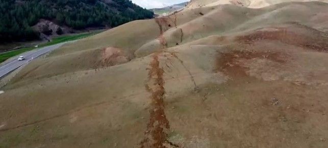 İnanması güç ama gerçek! Depremin ardından fay hattındaki kırık ilk kez görüntülendi! Havadan kaydedilen karelerde kilometrelerce uzanıyor... - Resim: 3