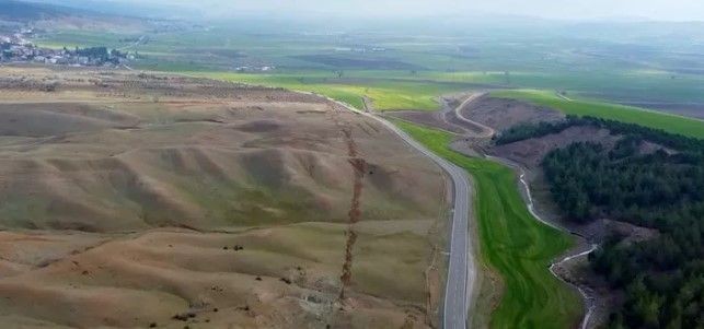 İnanması güç ama gerçek! Depremin ardından fay hattındaki kırık ilk kez görüntülendi! Havadan kaydedilen karelerde kilometrelerce uzanıyor... - Resim: 2