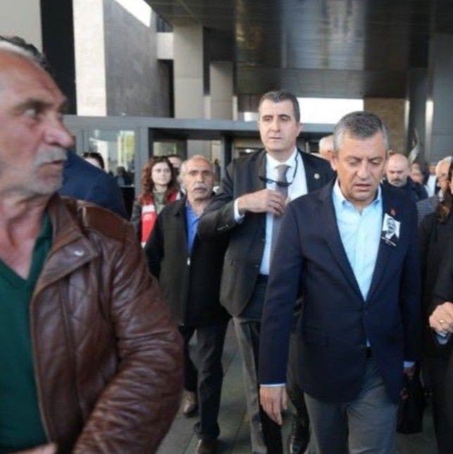 Özgür Özel'den yumruklu saldırıyla ilgili dikkat çeken iddia: Şüpheyle yaklaştığım bir kişi var! Bizi zorla oradan geçirtti - Resim: 4