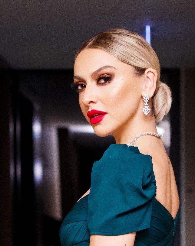 Çıplak küvet pozlarının ardından Hadise'den sosyal medyayı sallayan paylaşım! Kalçasını paylaştığı kareye bakın ne yazdı? - Resim: 3