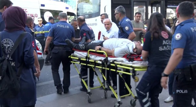 Ankara'da otobüs üst geçite çarparak kaza yaptı! Yaralılar var - Resim : 2