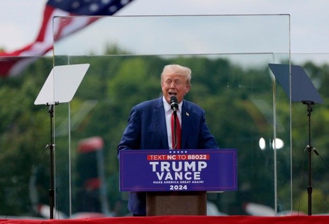Donald Trump suikasttan sonraki ilk açık kava mitinginde kurşun geçirmez camın arkasından konuştu - Resim: 11