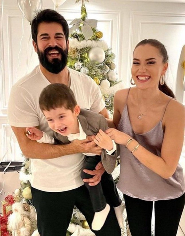 Burak Özçivit ile mutlu bir evliliği olan Fahriye Evcen 37. yaşını kutladı! Doğum günü pastası dikkat çekti - Resim: 1