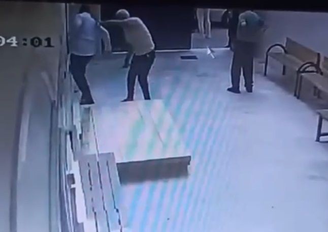 Cami avlusunda uyuşturucu içti! Müezzin uyardıktan sonrası korkunç - Resim: 4