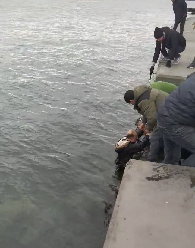 Emirgan Sahili'nde yürüyüş yapan görme engelli çift merdiven boşluğunu fark edemedi: Denize düştüler! - Resim: 1
