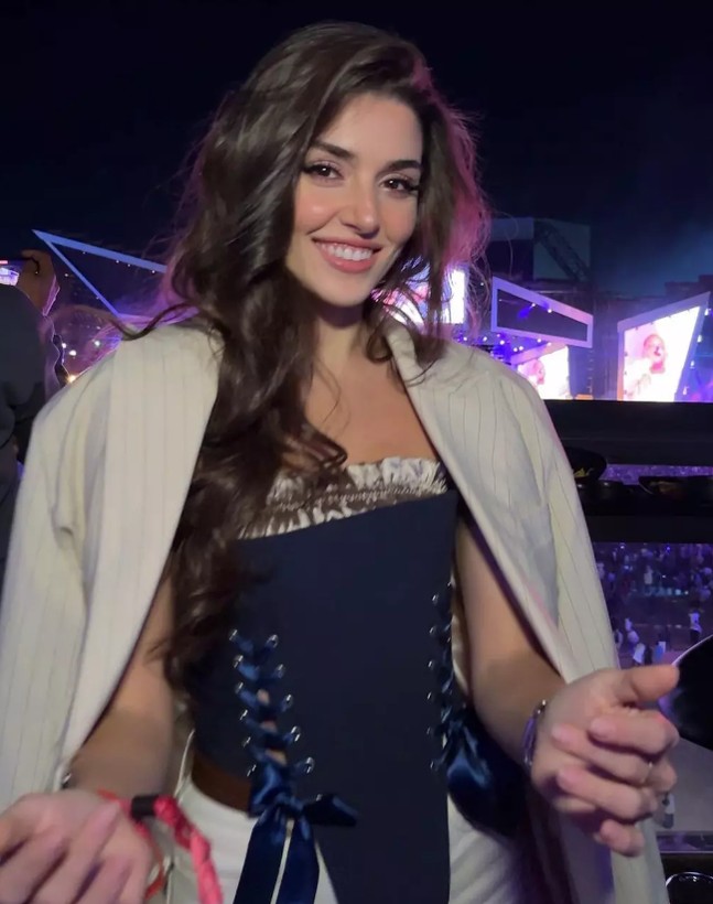 Hande Erçel'in Arabistan pozlarına beğeni yağdı! Güzelliğinin bedeli belli oldu - Resim: 10