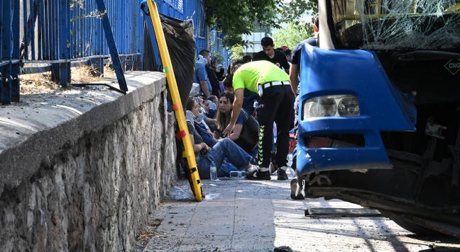 Ankara'da otobüs üst geçite çarparak kaza yaptı! Yaralılar var - Resim : 1