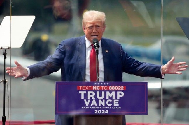 Donald Trump suikasttan sonraki ilk açık kava mitinginde kurşun geçirmez camın arkasından konuştu - Resim: 3