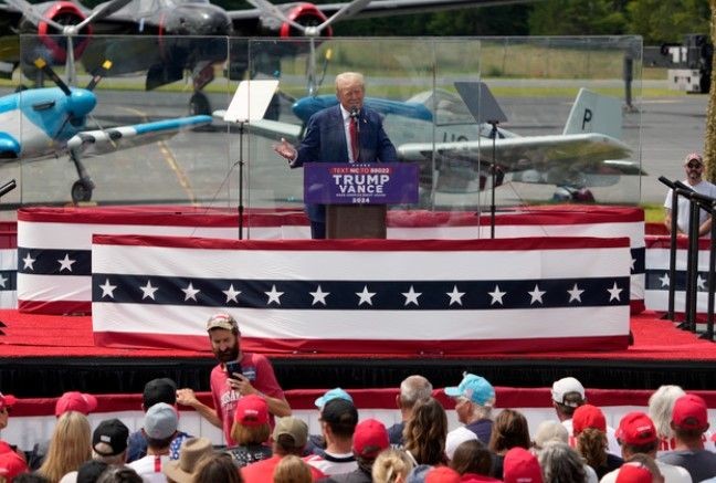 Donald Trump suikasttan sonraki ilk açık kava mitinginde kurşun geçirmez camın arkasından konuştu - Resim: 2