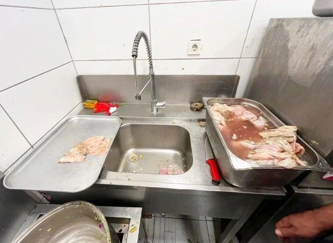 Mide bulandıran görüntülerin adresi Antalya! Hijyen yok, küf var, bozuk et var: Süresiz mühürlendi - Resim: 4
