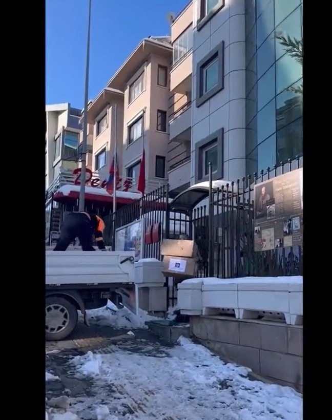 Rusya Büyükelçiliği çalışanları tarafından depremzedeler için toplanan yardım malzemeleri, deprem bölgelerine gönderildi. - Resim: 1