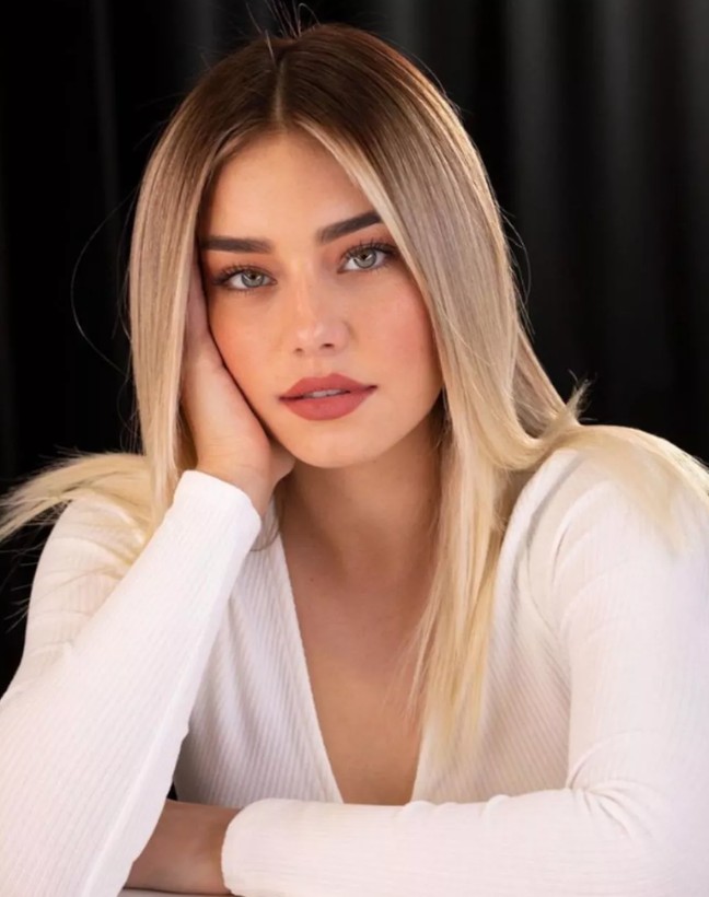 Survivor yarışmasıyla tanınan Aycan Yanaç tesettüre girdi! Fotoğrafa binlerce beğeni geldi - Resim: 2