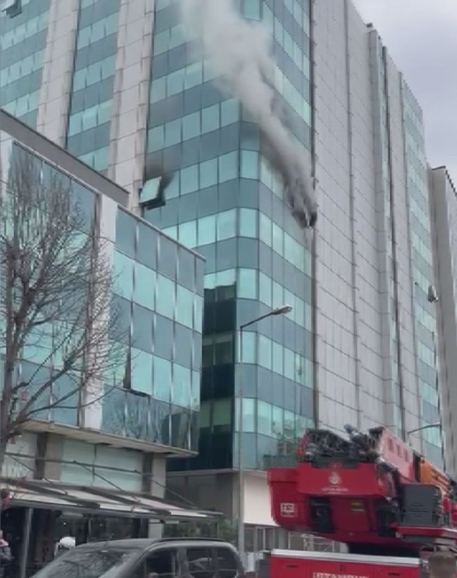 Zeytinburnu'nda 5 katlı iş merkezinde yangın! Yaralı var - Resim: 1