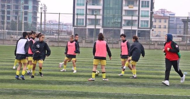 Azize Teyze 40'lı yaşların sonunda adım adım çocukluk hayaline kavuştu! 48 yaşında futbolcu, 54'te antrenör, 55'inde takımın başında - Resim: 14