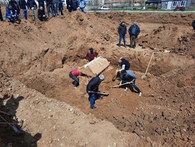 İnşaat kazısında kepçeye takıldı! Küplerden çıkanlar şoke etti - Resim: 10