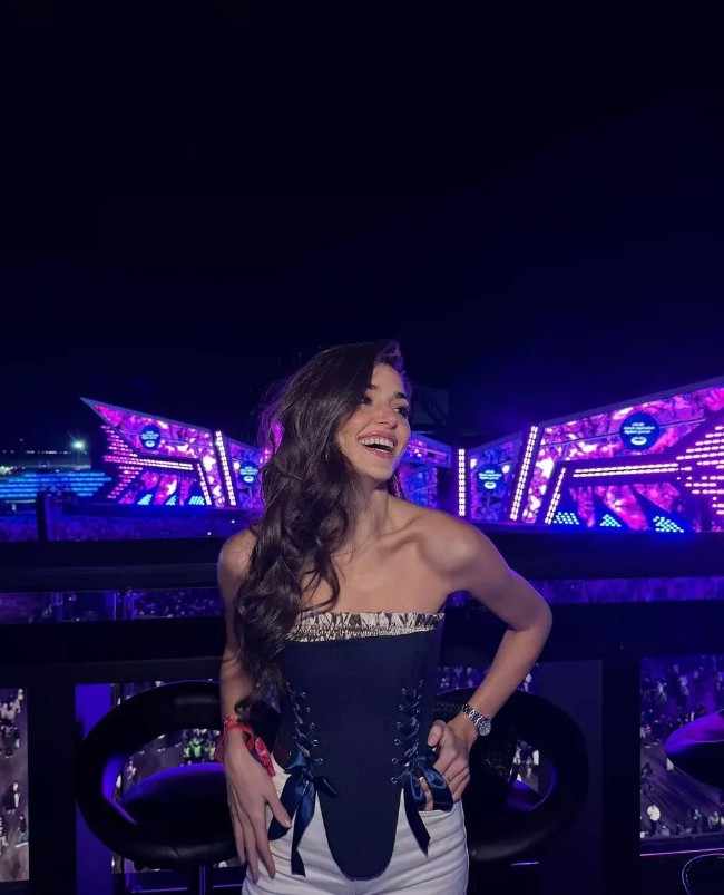 Hande Erçel'in Arabistan pozlarına beğeni yağdı! Güzelliğinin bedeli belli oldu - Resim: 7