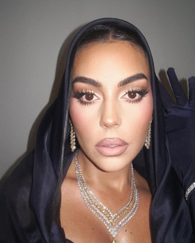 Ronaldo'nun eşi Georgina Rodriguez Arabistan'da parlıyor! O fotoğraflar dikkat çekti... - Resim: 9
