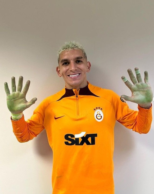 Galatasaraylı yıldız futbolcu Lucas Torreira aşka geldi! Oyuncu Devrim Özkan'la ev hallerini paylaştı! Torreira'nın notu parmak ısırttı - Resim: 22