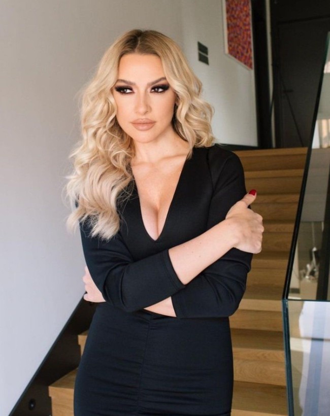 Süper minisiyle poz veren Hadise sere serpe uzandı - Resim: 1