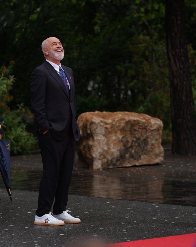 Tiran'daki zirveye damga vuran görüntü! Edi Rama Meloni'yi kırmızı halıda diz çökerek karşıladı - Resim: 11